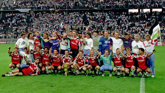 Die Spieler von Hannover 96 feiern den Gewinn des DFB-Pokals 1992. © imago sportfotodienst 