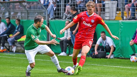 Tim Rothe (r.) von Holstein Kiel (r.) in Aktion gegen Gütersloh © IMAGO / RHR-Foto 