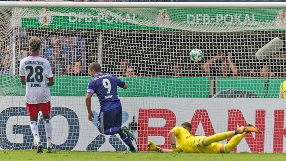 Halil Savran (M.) vom VfL Osnabrück trifft gegen HSV-Keeper Christian Mathenia (r.). © imago/Nordphoto Foto: nordphoto / Ewert