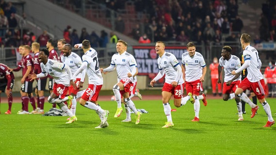 HSV-Spieler bejubeln den Sieg gegen Nürnberg nach Elfmeterschießen. © IMAGO / Passion2Press 