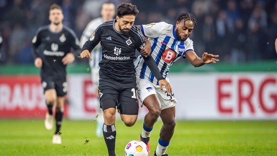 Hamburgs Immanuël Pherai (l.) im Zweikampf mit Herthas Deyovaisio Zeefuik © picture alliance Foto: Luciano Lima