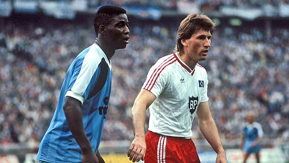 Hamburgs Manfred Kaltz (r.) im Duell mit Anthony Baffoe. © imago/Kicker/Eissner Foto: Liedel