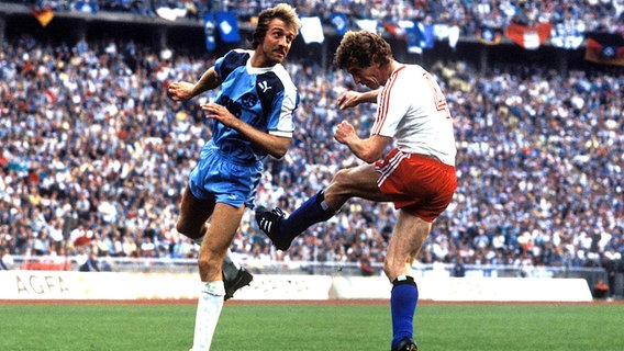 Hamburgs Ditmar Jakobs (r.) im Kopfballduell mit Stuttgarts Ralf Forster. © imago/Kicker/Eissner Foto: Liedel