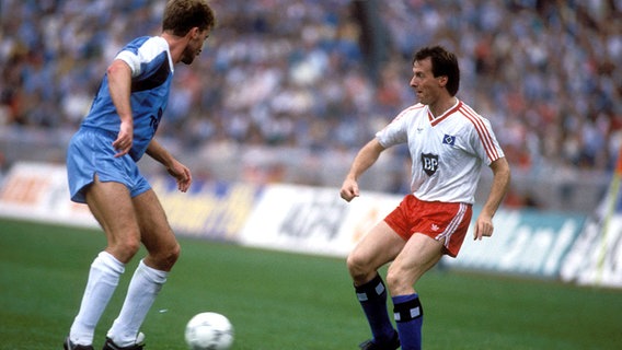 Hamburgs Miroslav Okonski (r.) spielt den Ball an Stuttgarts Dieter Finke vorbei. © imago/Kicker/Eissner Foto: Liedel