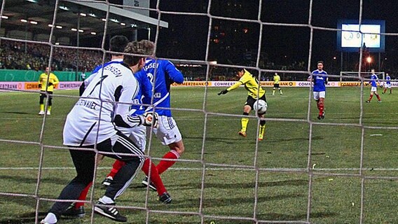 Shinji Kagawa (Mitte) trifft zum 2:0 für Borussia Dortmund. © Fishing4 