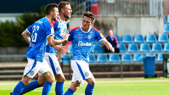 Jubel nach dem 1:1 für Kiel. © picture alliance/Frank Molter/dpa Foto: Frank Molter