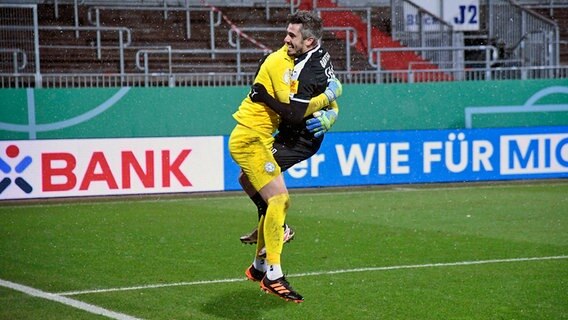 Kiel Fin Bartels jubelt mit Torwart Ioannis Gelios © imago images / Holsteinoffice 