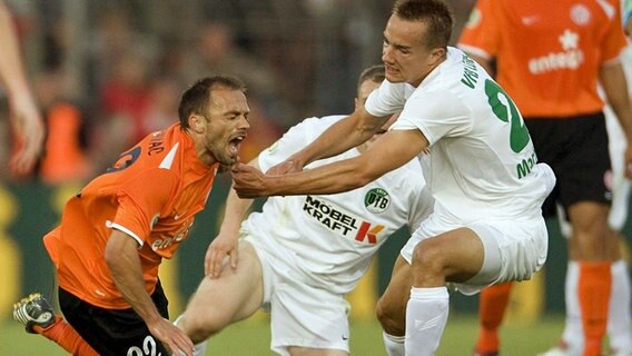 Moritz Marheineke vom VfB Lübeck (r.) im Duell mit dem Mainzer Dragan Bogavac. © imago / Rene Schulz Foto: Rene Schulz