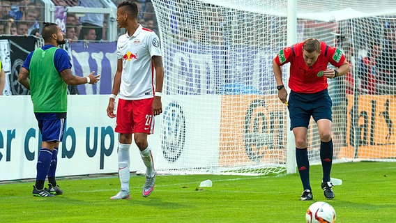 Schiedsrichter Martin Petersen (r.) aus Stuttgart wird von einem Feuerzeug getroffen. © imago/foto2press 