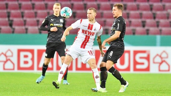 Osnabrücks Ulrich Taffertshofer (r.) und Kölns Ondrej Duda kämpfen um den Ball. © imago images / osnapix 