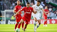 Alexander Pannink di Bersenbrock (a sinistra) e Julian Weigl di Gladbach competono per la palla.  © IMAGO / kolbert-press 