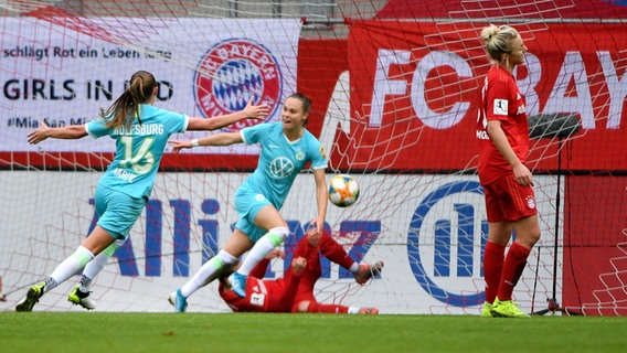 Ewa Pajor (2. v. l.) erzielt die Führung für die Wolfsburger Frauen im DFB-Pokal-Achtelfinale bei Bayern München. © imago images/foto2press Foto: foto2press
