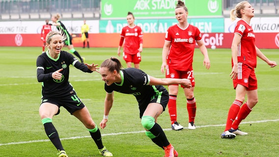 Wolfsburgs Ewa Pajor (2.v.l.) bejubelt mit Kathrin Hendrich einen Treffern gegen München. © IMAGO / regios24 