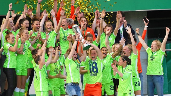 Wolfsburgs Spielerinnen bejubeln den Sieg im DFB-Pokal. © IMAGO / Ulrich Hufnagel 