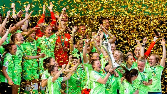 Wolfsburgs Spielerinnen bejubeln den Sieg im DFB-Pokal. © IMAGO / Mika Volkmann 