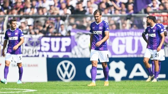 Robert Tesche (M.) vom VfL Osnabrück ist enttäuscht. © IMAGO / osnapix 