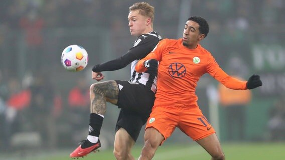 Wolfsburgs Tiago Tomas (r.) und Gladbachs Luca Netz kämpfen um den Ball. © IMAGO / eu-images 