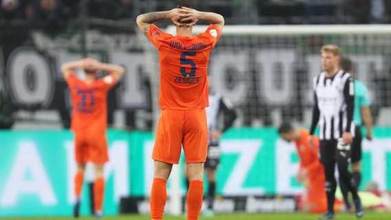 Wolfsburgs Cedric Zesiger ist enttäuscht. © IMAGO / eu-images 