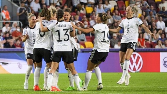 Jubel bei den deutschen Fußballerinnen über ein Tor gegen Dänemark. © IMAGO / Sports Press Photo 