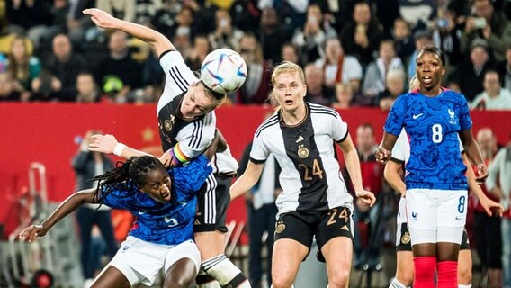 Alexandra Popp (2.v.l.) köpft gegen Frankreich das 1:0. © IMAGO / Beautiful Sports 