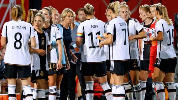 Bundestrainer Martina Voss-Tecklenburg (M.) im Kreise ihrer Nationalspielerinnen. © IMAGO / Laci Perenyi 