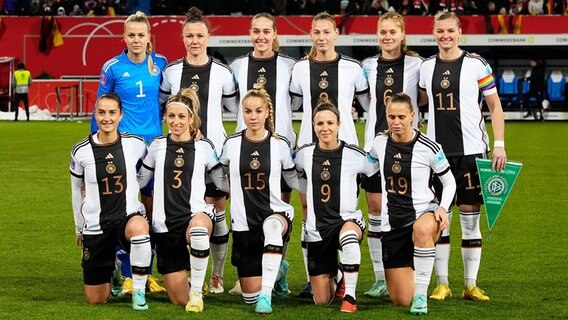 Die DFB-Elf der Frauen steht vor dem Anpfiff zusammen. © Witters/FrankPeters 