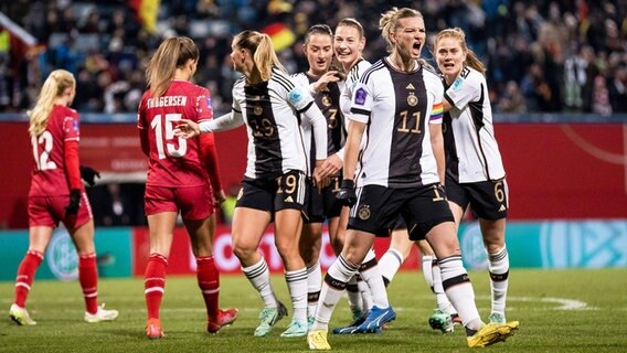 Die deutsche Nationalspielerin Alexandra Popp (2.v.r.) und ihre Mitspielerinnen bejubeln einen Treffer. © IMAGO / Beautiful Sports 