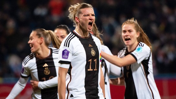 Die deutsche Nationalspielerin Alexandra Popp bejubelt einen Treffer. © IMAGO / Eibner 