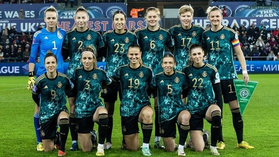 Die DFB-Elf der Frauen steht für ein Teamfoto zusammen. © IMAGO / Beautiful Sports 