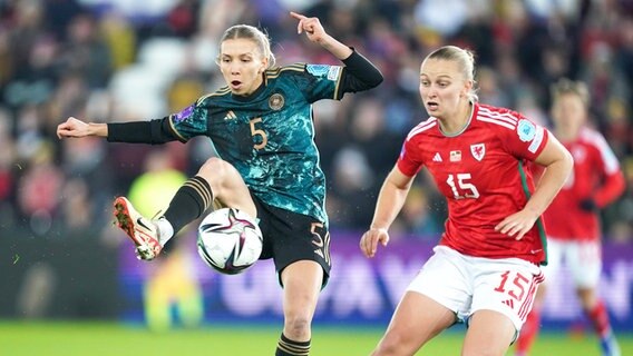 Die deutsche Nationalspielerin Elisa Senß (l.) und die Waliserin Elise Hughes kämpfen um den Ball. © IMAGO / PA Images 