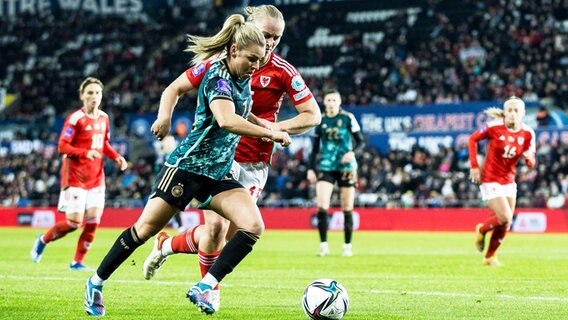Die deutsche Nationalspielerin Linda Dallmann (l.) und die Waliserin Elise Hughes kämpfen um den Ball. © IMAGO/Beautiful Sports 