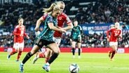 Die deutsche Nationalspielerin Linda Dallmann (l.) und die Waliserin Elise Hughes kämpfen um den Ball. © IMAGO/Beautiful Sports 