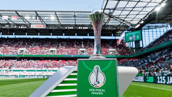 Der DFB-Pokal der Frauen steht im Kölner Stadion. © picture alliance / BEAUTIFUL SPORTS 