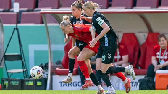 Bremens Rieke Dieckmann (l.), Münchens Lea Schüller (M.) und Bremens Lina Hausicke kämpfen um den Ball. © IMAGO / Kirchner-Media 