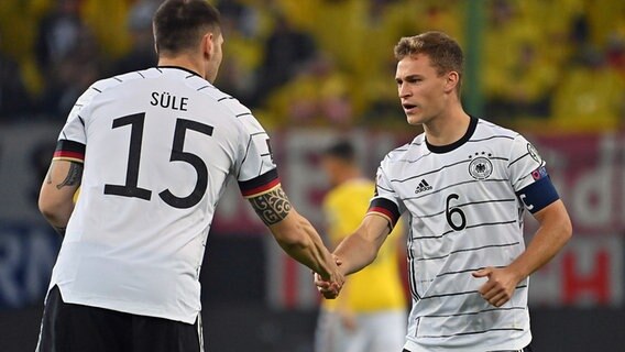Die deutschen Fußball-Nationalspieler Niklas Süle (l.) und Joshua Kimmich © picture alliance / SvenSimon | Frank Hoermann / SVEN SIMON 