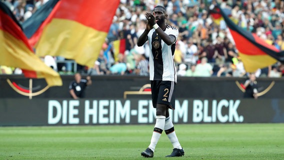 Nationalspieler Antonio Rüdiger applaudiert den Fans. © IMAGO / Contrast 