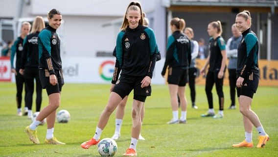 Vivien Endemann (M.) und ihre Teamkolleginnen auf dem Trainingsplatz © picture alliance / Eibner-Pressefoto | Eibner-Pressefoto/Memmler 