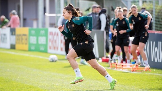 Lena Oberdorf und DFB-Teamkolleginnen auf dem Trainingsplatz © picture alliance / Eibner-Pressefoto | Eibner-Pressefoto/Memmler 