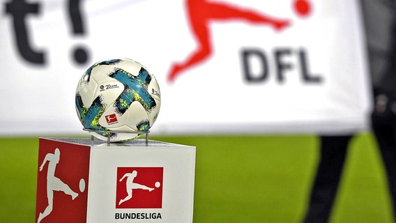 Ein Ball und das Logo der Deutschen Fußball Liga (DFL) © imago/MIS 