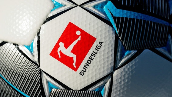 Fußball mit DFL-Logo © imago images/foto2press Foto: Oliver Zimmermann