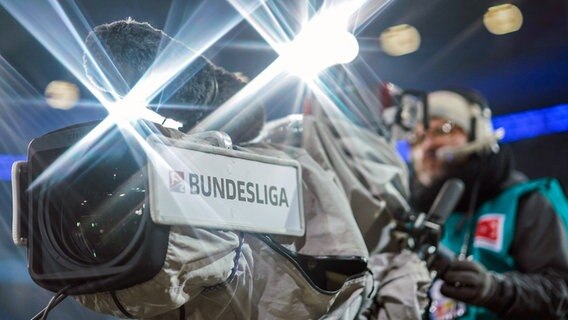 Eine Fernsehkamera für die Bundesliga-Übertragung © Witters 