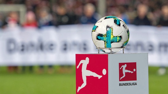 Ein Spielball der Fußball-Bundesliga auf einem Podest. © Witters 