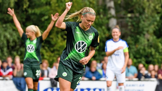 Lara Dickenmann vom Frauenfußball-Bundesligisten VfL Wolfsburg © imago images / DeFodi 