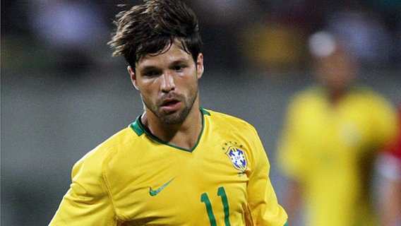 Diego von Werder Bremen im Trikot der brasilianischen Nationalmannschaft © dpa - Bildfunk Foto: epa/How Hwee Young