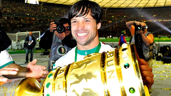 Diego mit dem DFB-Pokal © AP 