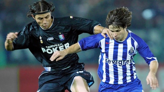 Fußball-Profi Diego (r.) im Trikot vom FC Porto © picture-alliance 
