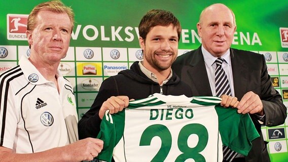 Wolfsburgs Trainer Steve McClaren, Neuzugang Diego und Manager Dieter Hoeneß (v.l.) © picture-alliance 