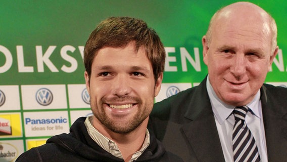Wolfsburgs Neuzugang Diego (l.) und Manager Dieter Hoeneß © picture-alliance 