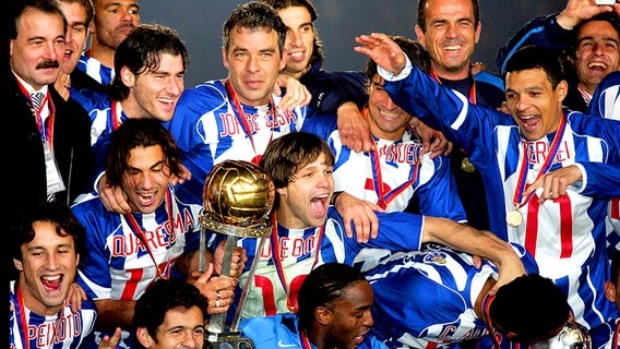 Diego (Mitte) feiert den Gewinn des Weltpokals 2004. © imago sportfotodienst Foto: imago sportfotodienst