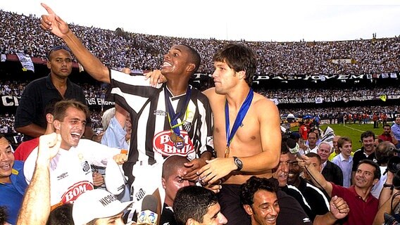 Diego feiert mit den Fans des FC Santos den Titel 2002. © imago sportfotodienst Foto: imago sportfotodienst